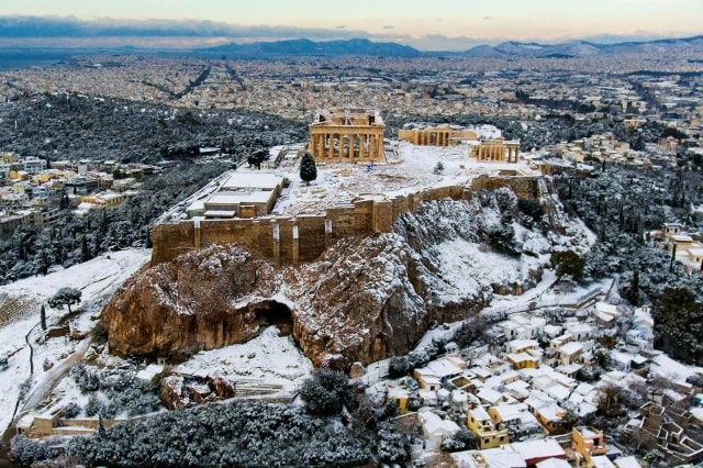 Đền Parthenon (Hy Lạp) trong một ngày tuyết phủ. Ảnh: Reuters.  