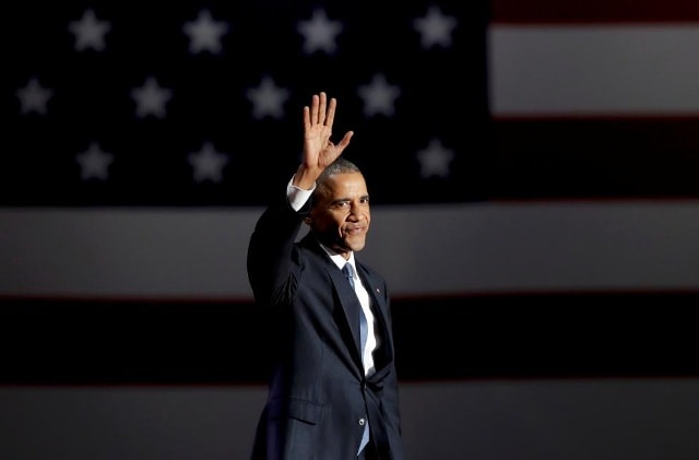 Tổng thống Obama giơ tay chào mọi người tại Lễ chia tay của ông ở Chicago, Illinois, Mỹ, ngày 10/1/2017. 