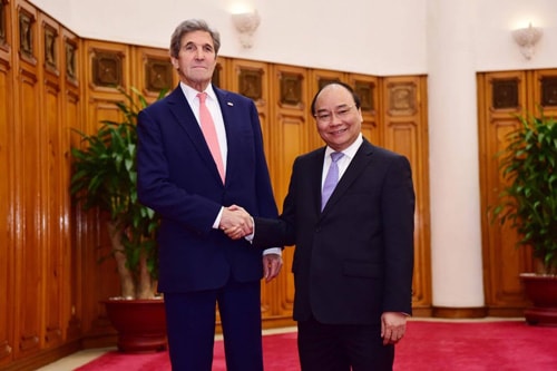 Thủ tướng Nguyễn Xuân Phúc, phải, tiếp Ngoại trưởng Mỹ John Kerry. Ảnh: Giang Huy