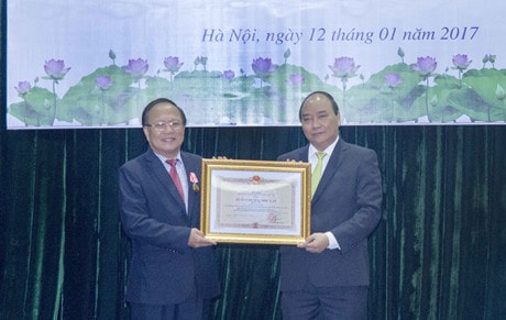 Tại hội nghị, Thủ tướng Nguyễn Xuân Phúc trao Huân chương Lao động Hạng nhì cho nguyên Bộ trưởng Bộ VHTTDL Hoàng Tuấn Anh.