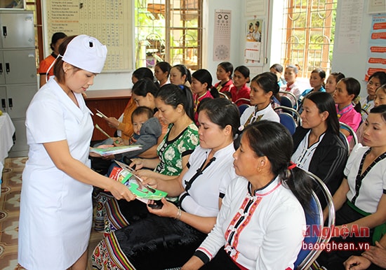 Cán bộ y tế tuyên truyền về lợi ích nuôi con bằng sữa mẹ cho người dân  xã Châu Thắng (Quỳ Châu).