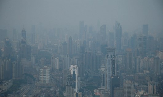 Toàn cảnh các tòa nhà ở quận Puxi nhìn từ Jin Mao Tower trong thời tiết sương mù ở Thượng Hải, Trung Quốc. Ảnh: REUTERS / Aly Song