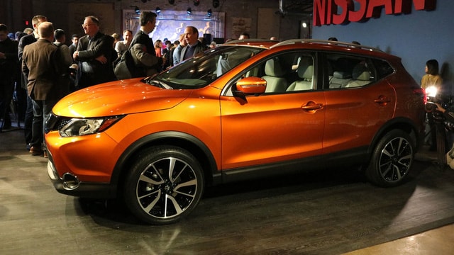 Về thiết kế, Nissan Rogue Sport không quá khác biệt so với Qashqai ở những thị trường khác. Trên Nissan Rogue Sport xuất hiện những đường gân sắc sảo, cột D góc cạnh và đường viền cửa sổ hắt lên ở phía sau.