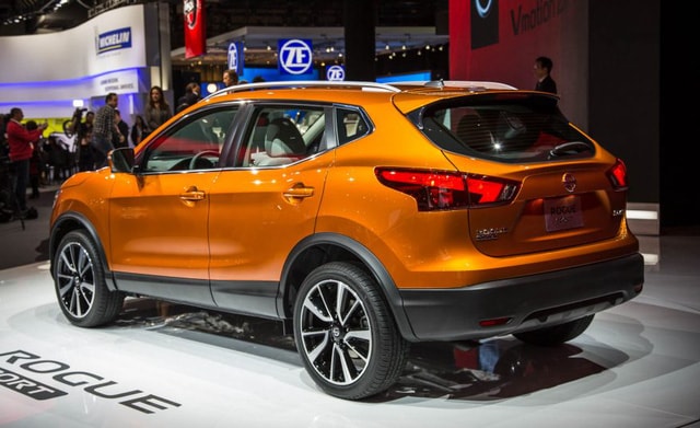 Vì nhỏ hơn Rogue nên Nissan Rogue Sport đi kèm khoang hành lý cũng khiêm tốn hơn. Theo hãng Nissan, khoang hành lý của Rogue Sport có thể tích 648 lít. Con số tương ứng của Nissan Rogue là 906 lít.
