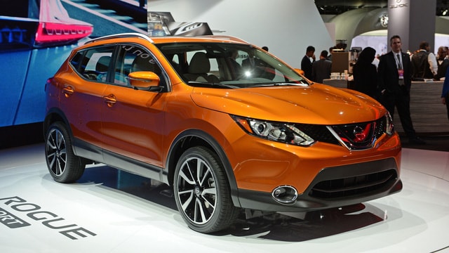 Nissan Rogue Sport chỉ có một động cơ duy nhất là máy xăng 4 xy-lanh, dung tích 2.0 lít, sản sinh công suất tối đa 140 mã lực và kết hợp với hộp số CVT. Động cơ kết hợp với hệ dẫn động cầu trước tiêu chuẩn và 4 bánh toàn thời gian tùy chọn.