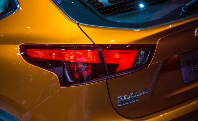 Tại thị trường Mỹ, Nissan Rogue Sport sẽ được định vị giữa Juke và Rogue. Theo ông Robin Moreo, giám đốc kế hoạch sản phẩm của Nissan, họ đã nghiên cứu và nhận thấy Rogue Sport có thể lấy đi một số khách hàng của Juke. So với Juke, Nissan Rogue Sport có khoang hành lý rộng hơn và nhiều trang thiết bị hơn.