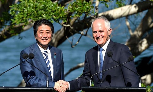 Thủ tướng Nhật Shinzo Abe và người đồng cấp Australia Malcom Turnbull nhất trí thúc đẩy Hiệp định Xuyên Thái Bình Dương (TPP) khi ông Abe đến thăm Australia.
