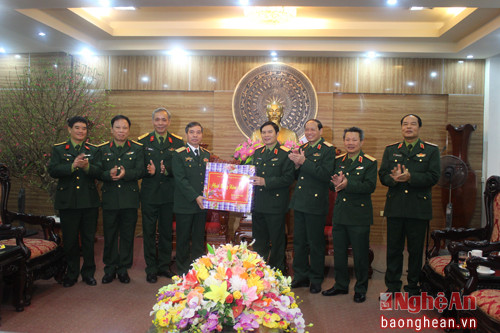 Trung tướng Đỗ Căn, Phó chủ nhiệm Tổng cục Chính trị trao quà của Tổng cục Chính trị tặng Bộ Tư lệnh Quân khu 4. 