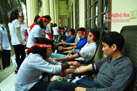 Các cán bộ, công chức đại diện các sở ban ngành tham gia ngày hội hiến máu tình nguyện