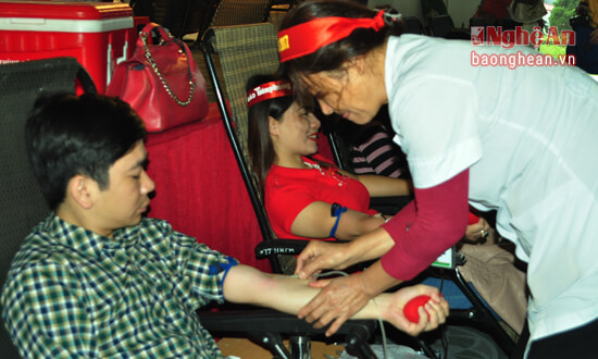 Đoàn viên chi đoàn Báo Nghệ An tham gia lễ hội hiến máu tình nguyện, ngày 