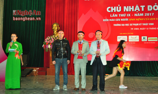 Trao Kỷ niệm chương của Bộ Y tế cho đại diện Hội chữ thập đỏ tỉnh Nghệ An và đại diện Báo Tiền phong tại Nghệ An
