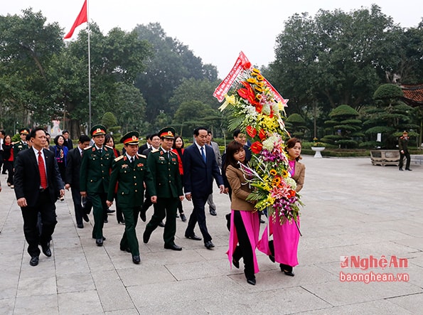 Chủ tịch nước Trần Đại Quang cùng đoàn công tác đến dâng hoa, dâng hương tại Khu Di tích Kim Liên. 