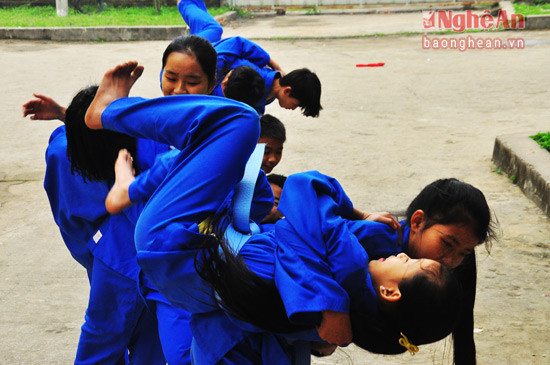 Một đòn đánh liên hoàn của môn phái Việt võ đạo do các học trò trường THCS Kim Liên trình diễn