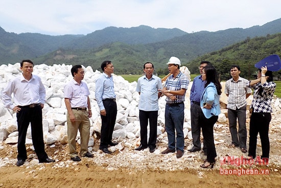 Đoàn kiểm tra việc khai thác khoáng sản ở Quỳ Hợp. Ảnh tư liệu