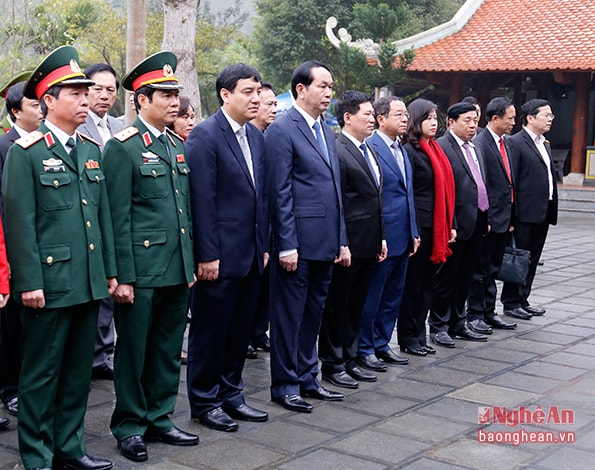 Chủ tịch nước Trần Đại Quang cùng đoàn công tác đến dâng hoa, dâng hương tại Đền thời Vua Mai Hắc Đế.