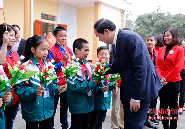 Chủ tịch nước Trần Đại Quang thăm hỏi học sinh xã Nam Giang, Nam Đàn.