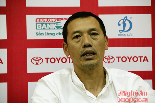 HLV trưởng Nguyễn Đức Thắng cùng BHL SLNA đã có những dấu ấn tích cực trong trận đấu với XSKT Cần Thơ.  Ảnh: Trung Kiên.