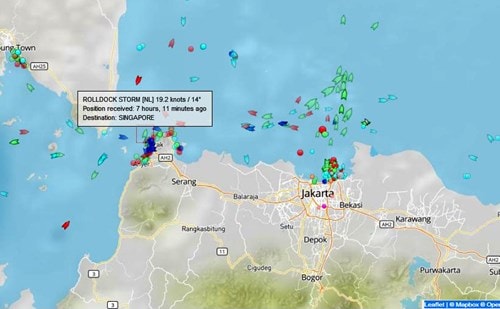 Vị trí tàu Rolldock Storm khi qua eo biển Sunda, lúc 1 giờ ngày 15/1, theo trang Marinetraffic.