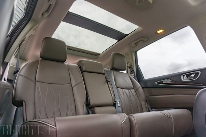 Hàng ghế thứ 2 của Infiniti QX60 2016 được chăm chút khá kỹ lưỡng