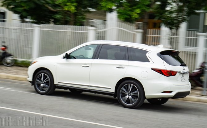 Infiniti QX60 2016 thiên về khả năng vận hành êm ái, an toàn hơn là thể thao tốc độ