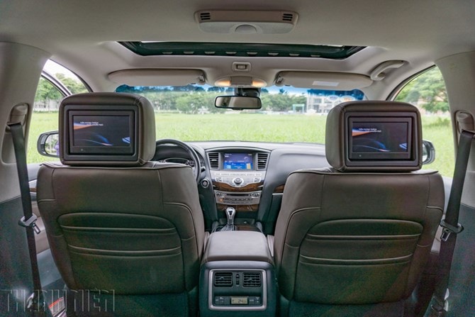 Phiên bản Infiniti QX60 2016 cao cấp nhất mà chúng tôi trải nghiệm có 2 màn hình giải trí phía sau