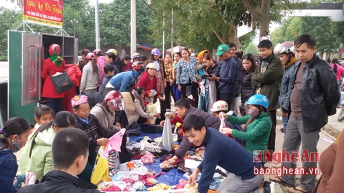 Nhiều người vui mừng khi được chọn quần áo miễn phí.