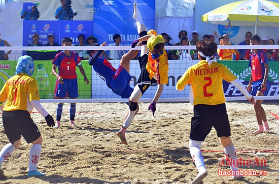 VĐV cầu mây Nghệ An Trần Hồng Nhung (số 2) thi đấu tại Đại hội thể thao bãi biển châu Á 2016.