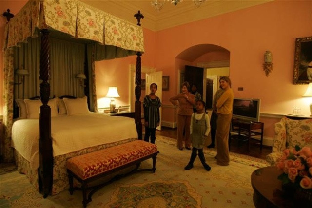 Hai cô gái nhà Obama được dẫn đi thăm Phòng ngủ Lincoln nổi tiếng cùng các phòng ngủ khác.