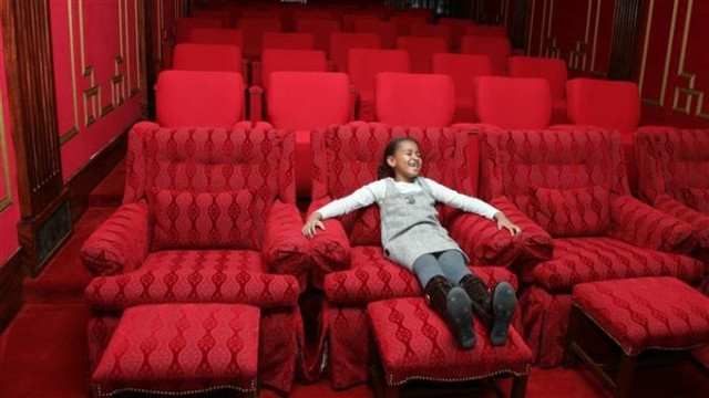 Sasha tỏ vẻ thích thú trong rạp chiếu phim tại Nhà Trắng.