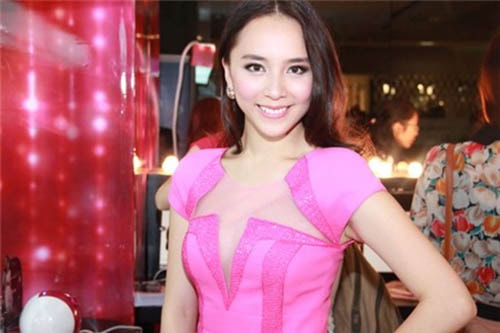 Sở hữu nụ cười tỏa nắng và nền tảng học thức, Dương Trương Thiên Lý được đánh giá cao so với nhiều người đẹp cùng thời.