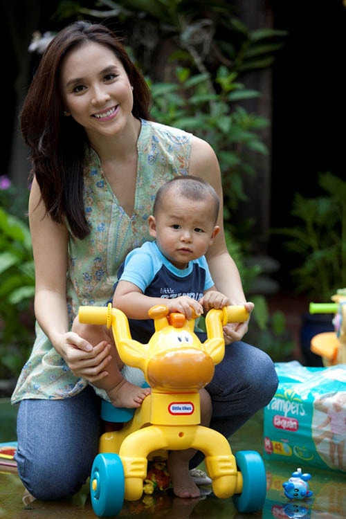 Á hậu chơi đùa cùng con. Hiện nay cô chủ yếu lui về làm hậu trường cho chồng.