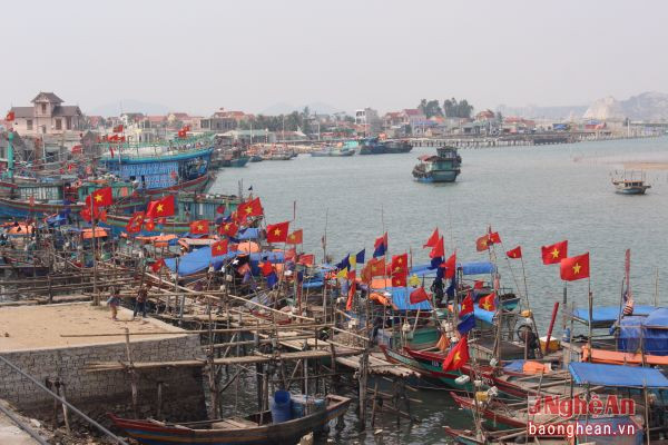 Một góc Cảng cá lạch Cờn thuộc địa bàn phường Quỳnh Phương (TX. Hoàng Mai).