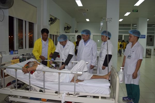 Đại diện lãnh đạo Đảng ủy Khối Doanh nghiệp tỉnh và đại diện BIDV Chi nhánh Nghệ An trao quà Tết cho những bệnh nhân có hoàn cảnh khó khăn mắc bệnh hiểm nghèo.