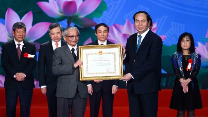 Chủ tịch nước Trần Đại Quang trao tặng Giải thưởng Hồ Chí Minh về Khoa học và Công nghệ cho GS Sử học Phan Huy Lê - Ảnh: Nguyễn Khánh