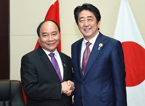 Thủ tướng Nguyễn Xuân Phúc và Thủ tướng Nhật Bản Shinzo Abe. Ảnh: VGP/Quang Hiếu