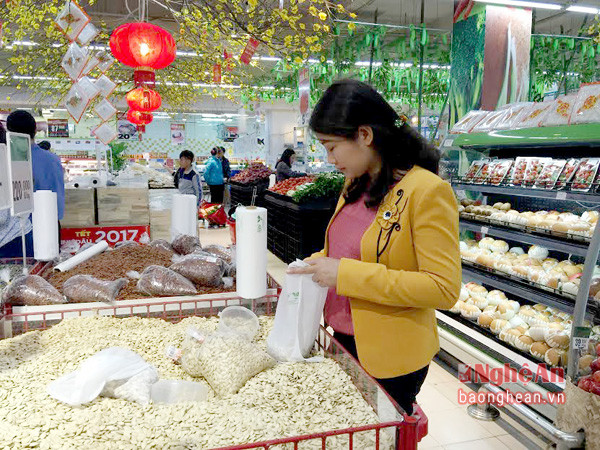 Người dân mua sắm Tết tại siêu thị BigC Vinh.