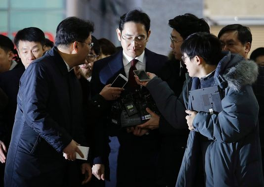 Phó chủ tịch tập đoàn điện tử Samsung tại cơ quan điều tra hôm 12/1. Ảnh: AFP