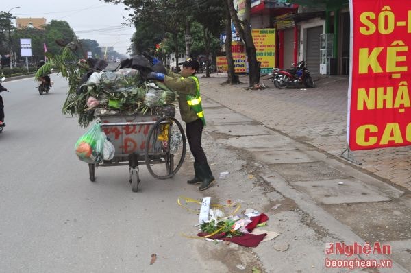 Thời điểm giáp tết, công nhân vệ sinh môi trường phải làm việc vất tăng ca cả ngày và đêm.