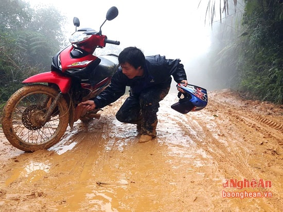 Xe máy để vào các điểm trường thường xuyên gặp sự cố vì đường lầy lội.