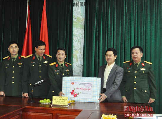 Đồng chí Nguyễn Xuân Sơn - Phó Bí thư Thường trực Tỉnh ủy, Chủ tịch HĐND tỉnh chủ trì cuộc họp