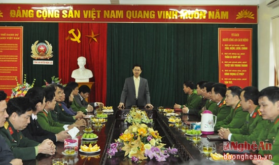 Đồng chí Nguyễn Xuân Sơn - Phó Bí thư Thường trực Tỉnh ủy, Chủ tịch HĐND tỉnh chủ trì cuộc họp