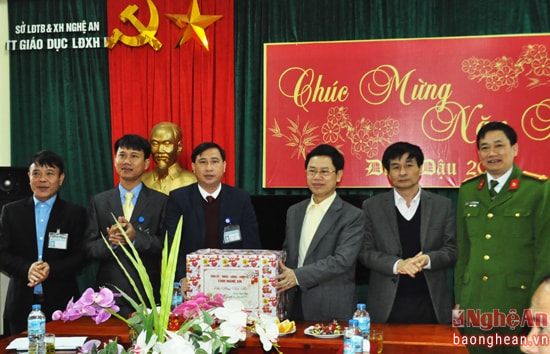 Đông chí Nguyễn Xuân Sơn - Phó Bí thư Thường trực Tỉnh ủy, Chủ tịch HĐND tỉnh phát biểu bế mạc kỳ họp