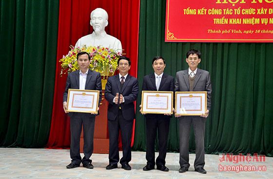 Đồng chí Nguyễn Hữu Lậm - Ủy viên Ban Thường vụ, Trưởng Ban Tổ chức Tỉnh ủy tặng giấy khen cho 3 tập thể có thành tích xuất sắc. Ảnh Thành Duy.