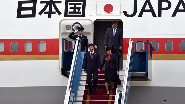 Thủ tướng Nhật Bản và Phu nhân bước xuống chuyên cơ.