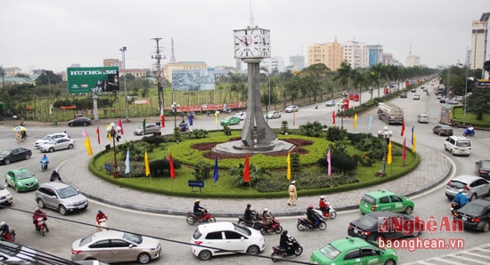 “Vòng xuyến Hải Quan” - nơi có mật độ phương tiện tham gia giao thông rất đông nên thường xảy ùn tắc vào những giờ cao điểm.