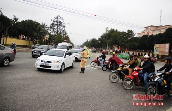 Người dân thành phố chấp hành nghiêm chỉnh sự điều khiển của cán bộ chiến sỹ CSGT.