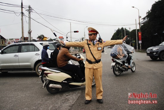 Mặc dù có đèn tín hiệu, nhưng vào giờ cao điểm, các chiến sỹ CSGT vẫn phải gồng mình chỉ huy, điều khiển. Trung úy Hoàng Việt Quốc, cán bộ đội Giao thông thành phố cho biết: Để giao thông thông suốt, chiều có nhiều phương tiện và nhiều xe cơ giới thì mở đường trước và dành nhiều thời gian.