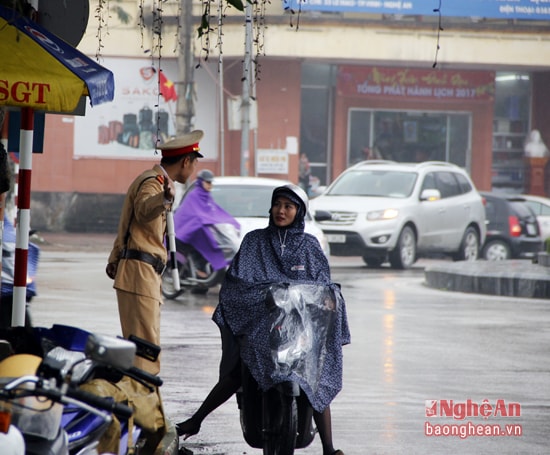 Cảnh sát giao thông hướng dẫn, chỉ đường cho người tham gia giao thông...