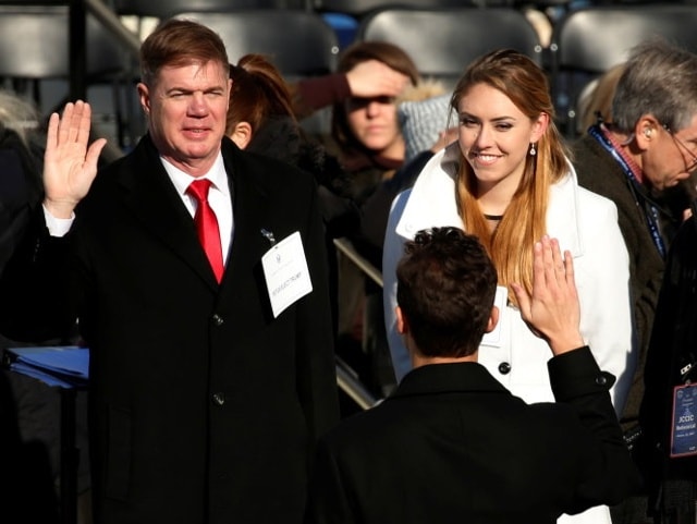 Hai sĩ quan Mỹ đóng giả Donald Trump và vợ Melania tập dượt cho buổi tuyên thệ nhậm chức ở Washington, ngày 15-1 - Ảnh: Reuters