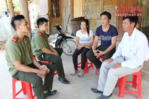 Công an huyện Tương Dương tuyên truyền cho người dân về việc chấp hành pháp luật và tố giác tội phạm.